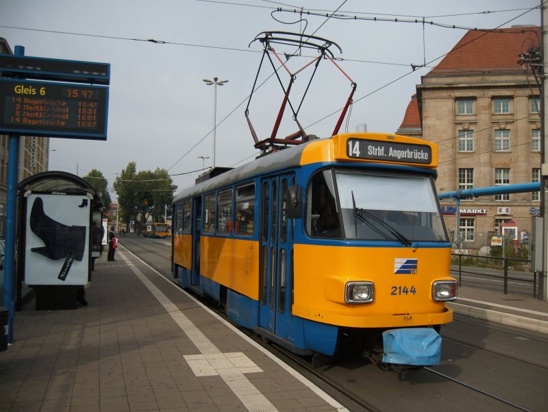 T4Dm 2144 solo am Hbf Westseite. Die Tram f�hrt auf der Linie 14 zwischen Hbf und Angerbr�cke.
28.09.2009