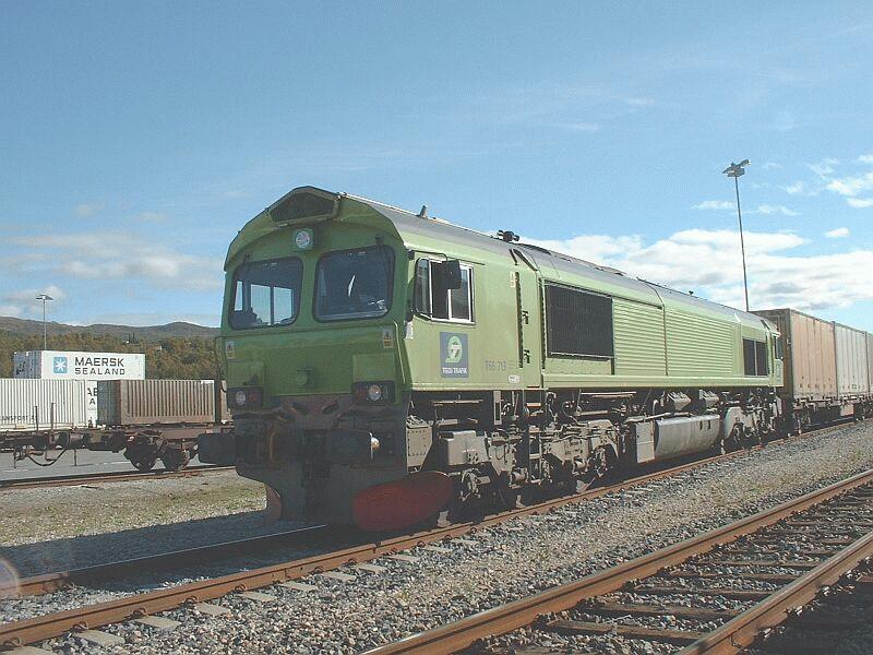 T66 713, Diesellok Class 66 von GM, am 08.09.2002 mit Gterzug in Fauske/Norwegen nrdlich des Polarkreises an der Strecke Trondheim - Bodo. TGOJ Trafik ist ein schwedisches Unternehmen.