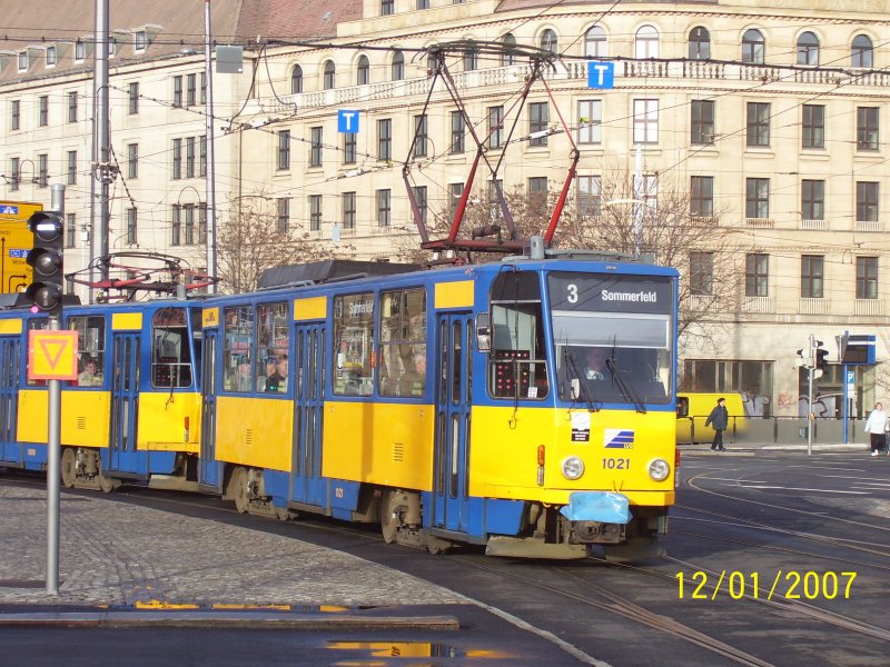 T6A2 1021 der Leipziger Verkehrsbetriebe bei der Einfahrt in die Zentralhaltestelle Hauptbahnhof (10.01.2007)

Leider werden bis zum Jahresende 2007 die formschnen Tatras der Bauart T6A2 in Leipzig aus den Verkehr gezogen...