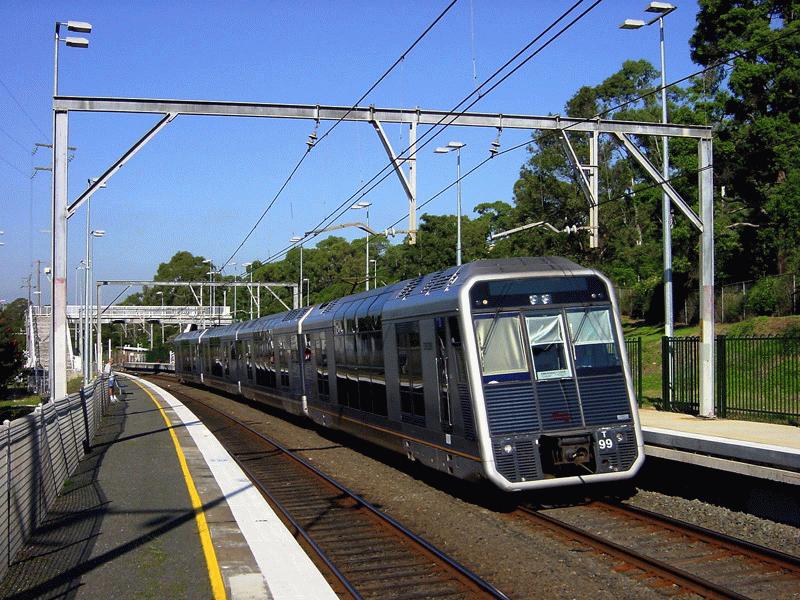 T99 bei Halt in Casula Station, Sydney April 2002
