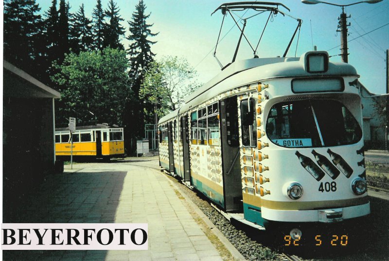 TABARZ, Thringerwaldbahn. Hinter dem damaligen Linienzug kommz der hist. Waldbahnzug aus der Wendeschleife in Tabarz