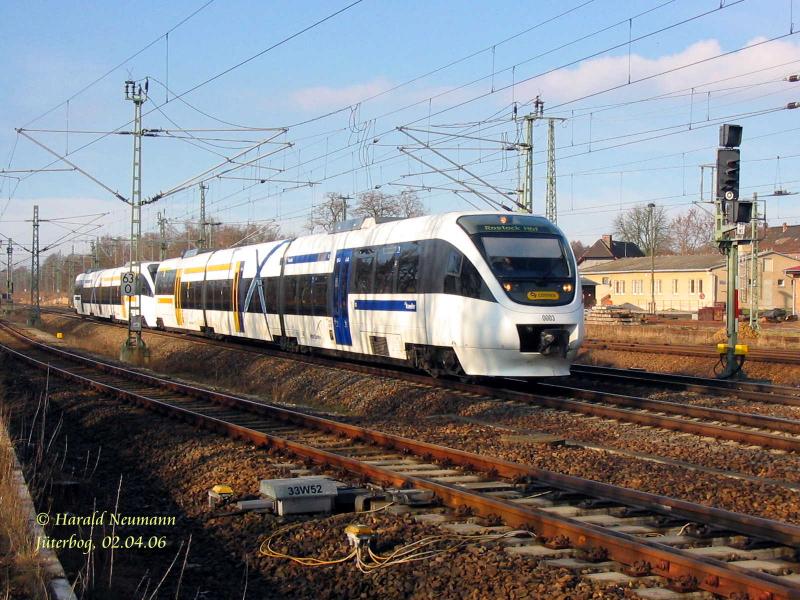 Tglich gegen 9 Uhr jagt der Connex-Zug nach Rostock durch den Bahnhof Jterbog. Hier Tw 0003 und 0007, am 02.04.06
