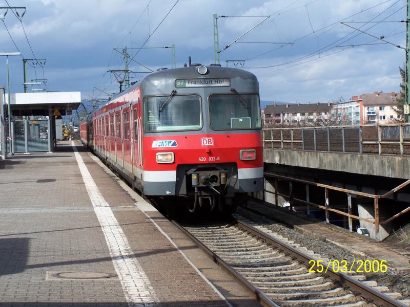 Tuschung oder echt? Ein Schlulicht ist rot abgeblendet, das andere wirkt wei. Es ist eine Tuschung. 420 832-8 auf der S 7 von Riedstadt-Goddelau nach Frankfurt (Main) Hbf in Frankfurt-Niederrad.
