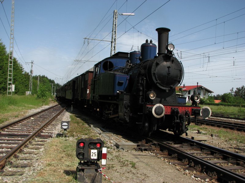 TAG 7 vor Dampfsonderzug aus Deisenhofen bei Einfahrt in Bahnhof Holzkirchen. Am Schluss des Zuges 70 083 (auch auf Bahnbilder.de).  150 Jahre Maximilliansbahn.