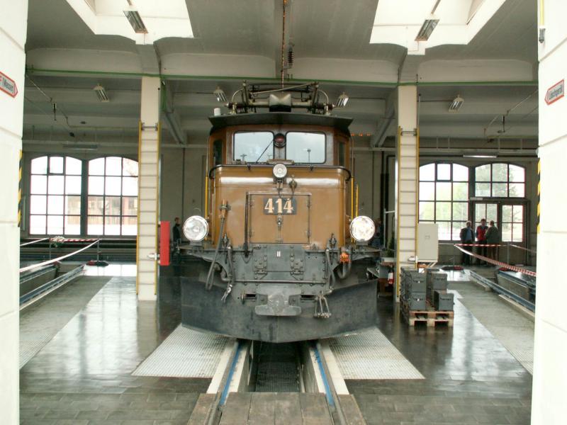 Tag der offenen Tr am 29.04.06 in der HW Landquart.Das  Krokodil  Ge6/6 I 414 prsentiert sich im Lokschuppen den Besuchern.