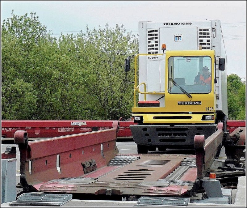 Tag der offenen Tr bei der CFL Cargo am 25.04.09. Hier wird der Anhnger eines Sattelzuges auf den bereitstehenden Spezialwagen verladen. Wenn der Zug fertiggestellt ist, geht es Huckepack nach Perpignan. Der Zug legt die 1085 Kilometer lange Strecke zwischen Bettembourg und Perpignan tglich sechs Mal in der Woche zurck. Ab Mai soll er neun Mal in der Woche fahren und ab September sogar zwei mal am Tag. (Hans) 