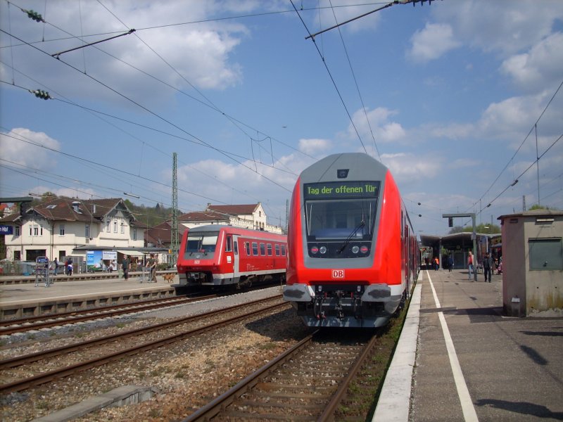 TAg der offenen Tr im Hauptbahnhof Tbingen: Rechts einer der neuen Dostos der DB auf der Neckar-Alb-Bahn und links ein IRE-Regelzug BR 611 von Stuttgart nach Aulendorf. Die Doppelstockwagen pendelten an diesem Tag kostenlos zwischen Tbingen und Metzingen.