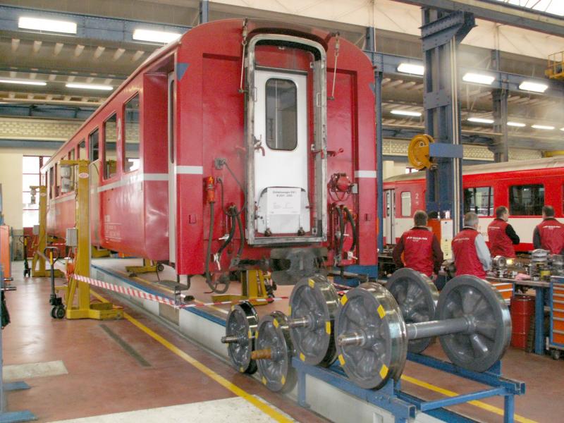 Tag der offenen Tr in der HW Landquart.Blick in die Werkstatt mit zwei Reisezugwagen.29.04.06