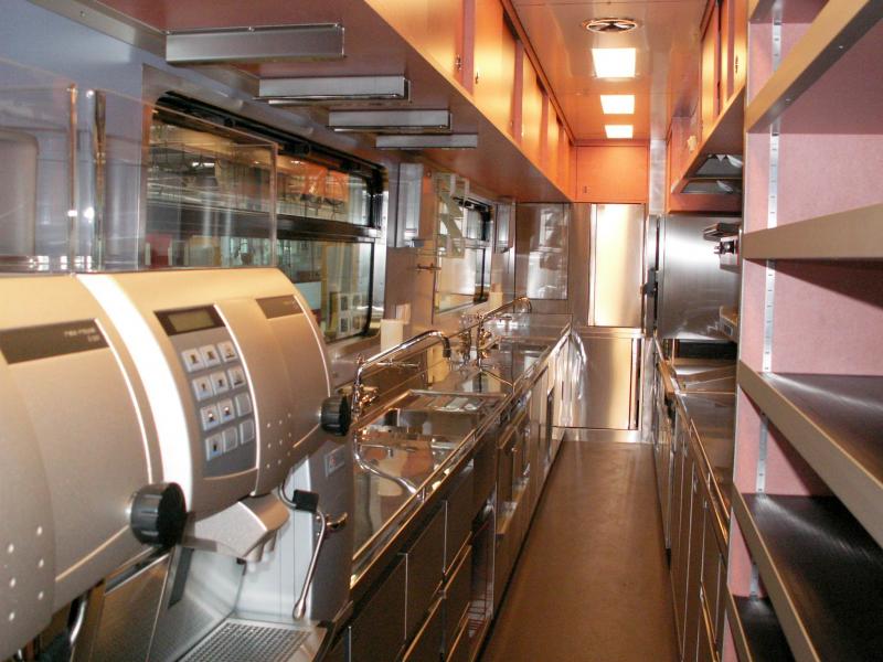 Tag der offenen T�r in der HW Landquart.Blick in die K�che des neuen Servicewagens vom Glacier Express.29.04.06