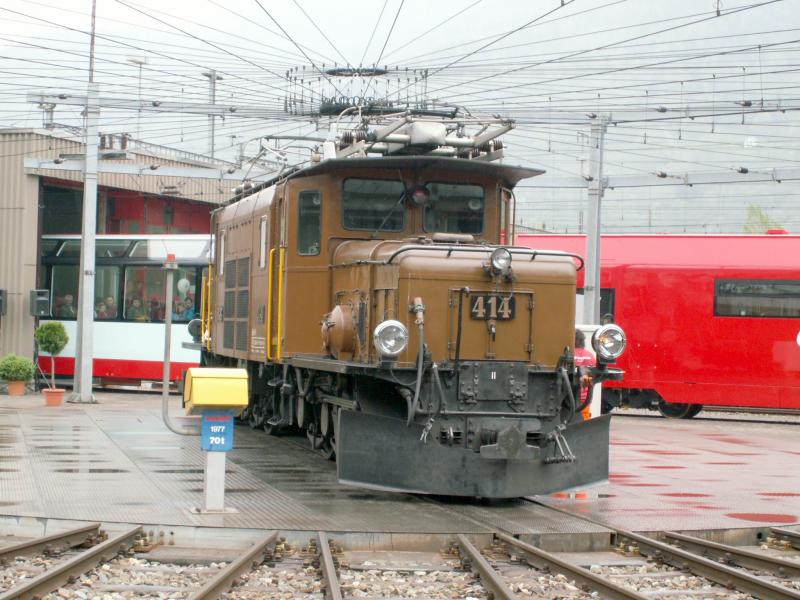 Tag der offenen Tr in der HW Landquart.Ge 6/6 I 414 auf der Drehscheibe am 29.04.06.Dahinter Wagen des neuen Glacier Express.