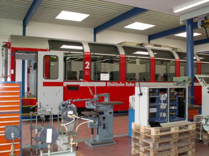 Tag der offenen Tür in der HW Landquart.Hier ein Panoramawagen der Berninabahn in der Werkstatt.29.04.06