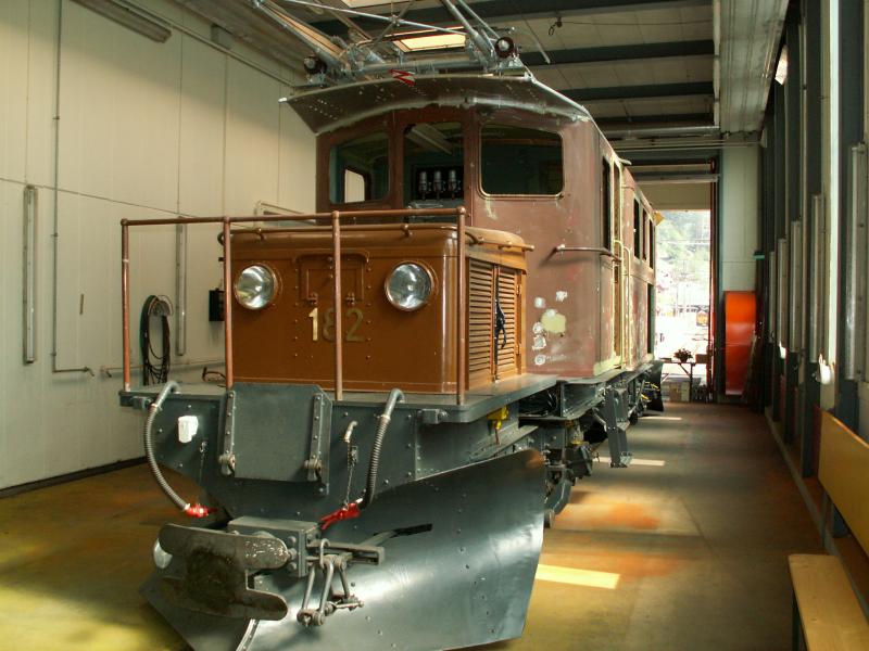 Tag der offenen Tr in Poschiavo,Das Bernina Krokodil Ge 4/4  No.182 wartet auf weiter Aufarbeitung.Ein grosser Teil ist schon fertig.Poschiavo 10.06.06