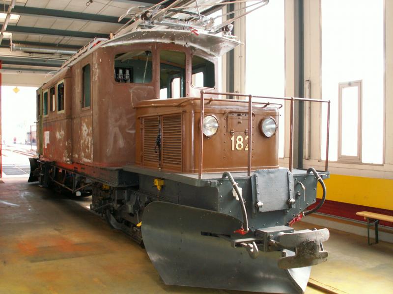 Tag der offenen Tr in Poschiavo.Die Ge 4/4 182 von der anderen Seite.Die Restaurierung ist schon ziemlich fortgeschritten.Unterbau,Drehgestelle und die Dachaufbauten sind fertig.Poschiavo 10.06.06