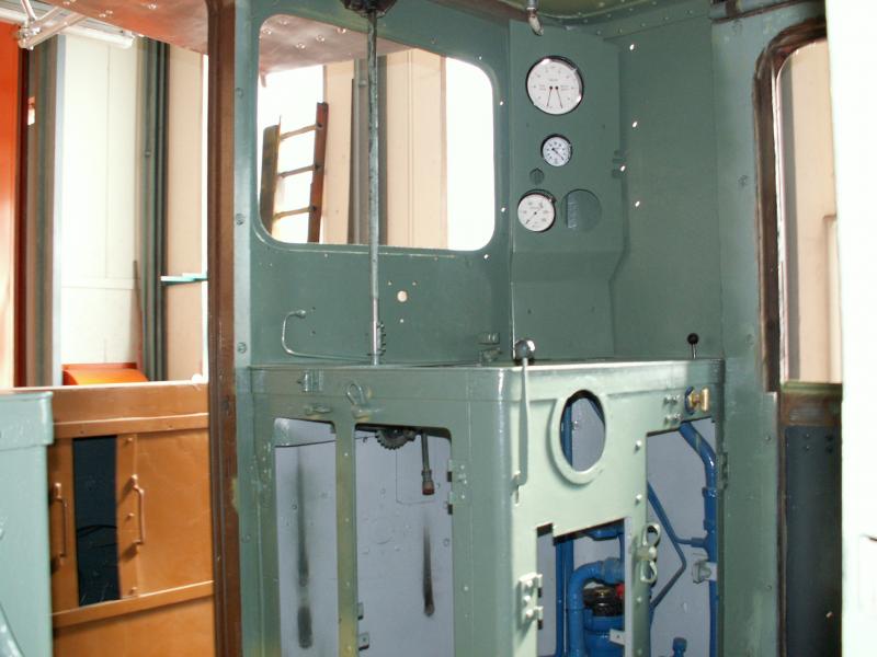 Tag der offenen Tr in Poschiavo.So sieht es im Moment im Fhrerstand des Bernina Krokodils No.182 aus.Poschiavo 10.06.06