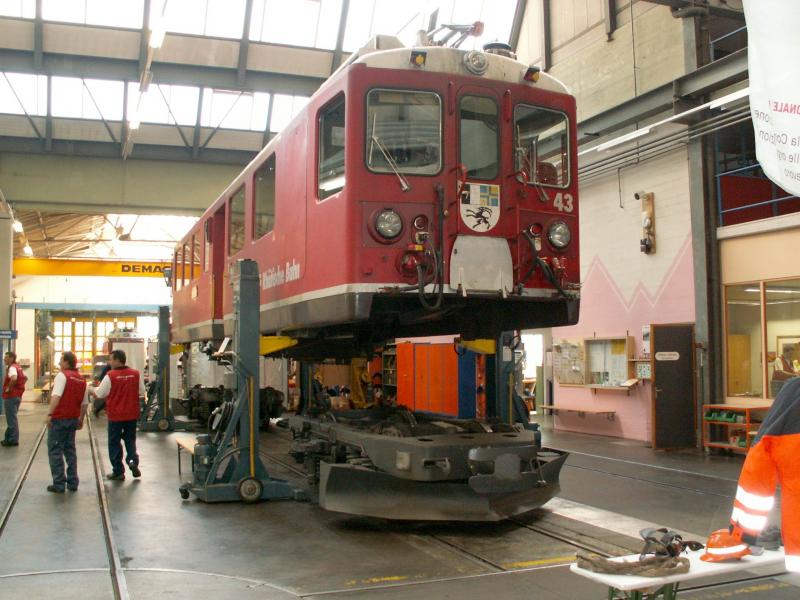 Tag der offenen Tr in Poschiavo.Triebwagen ABe 4/4 No.43 auf dem Hubstand.10.06.06