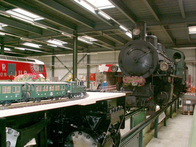 Tag der offenen Tr in Samedan.Die LGB Modell Lok  Heidi  mit einem Zug auf dem Rahmen des Originals,Lok G 3/4  Heidi  No.11 SLM 1902.Ein neuer Kessel mit lfeuerung ist in Arbeit.Im Sommer 2007 sollte die Lok wieder dampfen?!Im Hintergrund die G 4/5 No.108 Samedan 10.06.06
