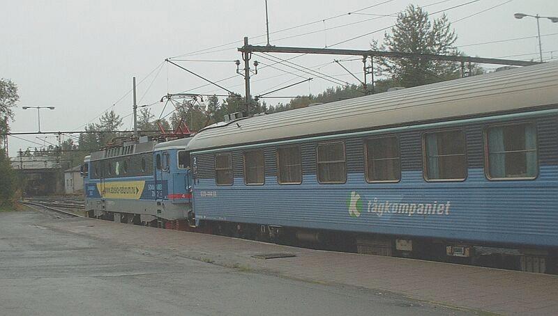 Tagkompaniet RC 6 Nr.4 mit Personenzug Lulea - Narvik am 07.09.2002 in Narvik. Unter der Brcke hindurch ist nach ca. einen Kilometer die Erzverladung im Hafen.