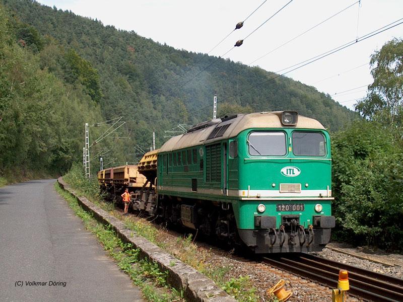 Taigatrommel 120 001 von ITL mit Bauzug zwischen Rathen und K�nigstein - 23.08.2004

