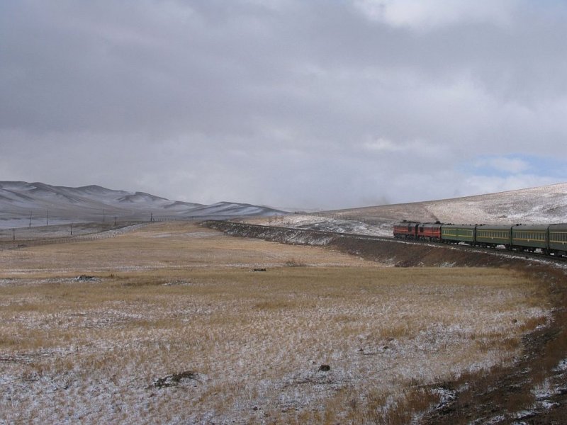 Taigatrommel Doppeleinheit 2M62M-030 mit “unsere Zug” von Ulaanbaatar nach Peking auf die schlngelnde Strecke zwischen Ulaanbaatar und Honhor am 20-9-2009. Innerhalb einen Tag kann es 0 bis 30 Grad Celcius sein! Hier war es sehr kalt.