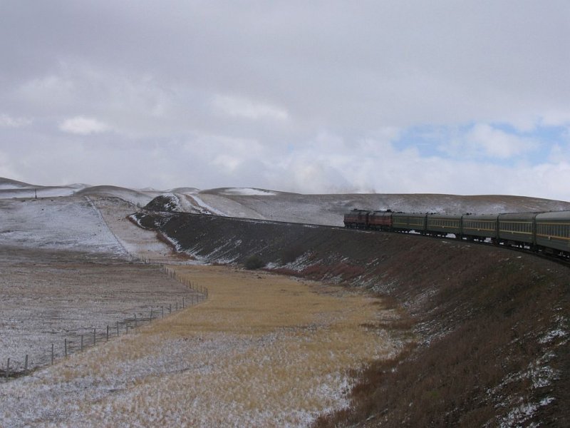 Taigatrommel Doppeleinheit 2M62M-030 mit “unsere Zug” von Ulaanbaatar nach Peking auf die schlngelnde Strecke zwischen Honhor und Bayan am 20-9-2009.