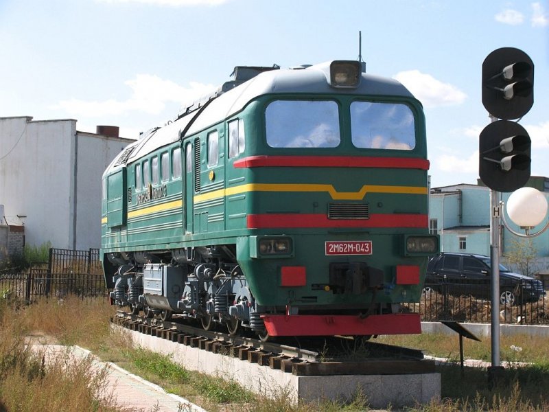 Taigatrommel Halbe Doppeleinheit 2M62M-043 in das Eisenbahn Museum von Mongolei in Ulaanbaatar am 16-9-2009.