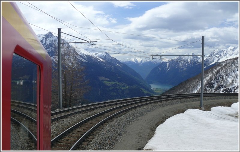 Talblick aus dem ausfahrenden 1621 in Alp Grm Richtung Lago Poschiavo. (06.05.2009)