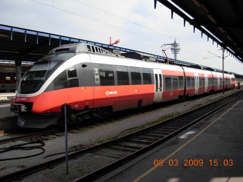 Talent auf Ungarisch! Auch bei der MAV sind die Triebwagengarnituren als Baureihe 5342 im Einsatz. Die Aufnahme entstand am 8.3.2009 auf dem Wiener Ostbahnhof kurz vor der Abfahrt nach Gyr.