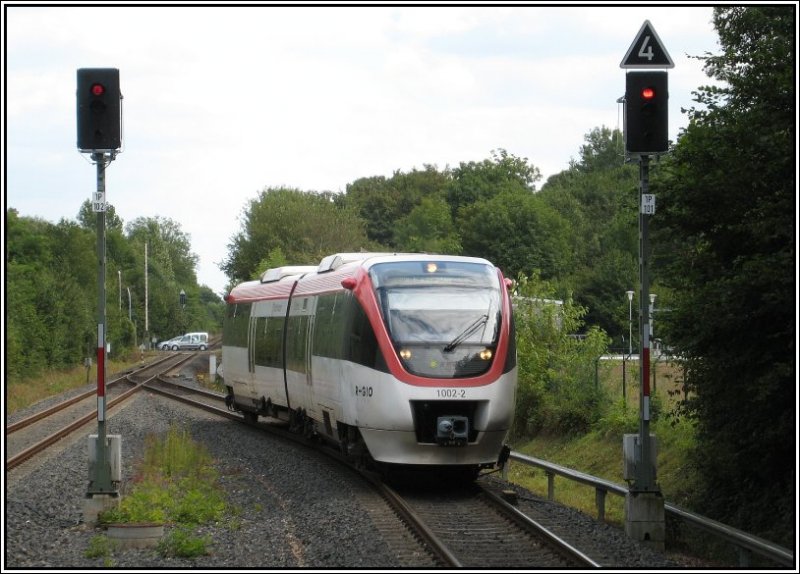 Talent-Triebwagen 1002 der Regiobahn fhrt am 03.08.2007 in den im S-Bahn-Haltepunkt Kaarster See ein. Die Regiobahn betreibt im Verkehrsverbund Rhein-Ruhr die S-Bahn-Linie S28 zwischen Mettmann und Kaarst ber Dsseldorf und Neuss. Kaarster See bildet dabei eine der Endstationen dieser S-Bahn-Strecke.
