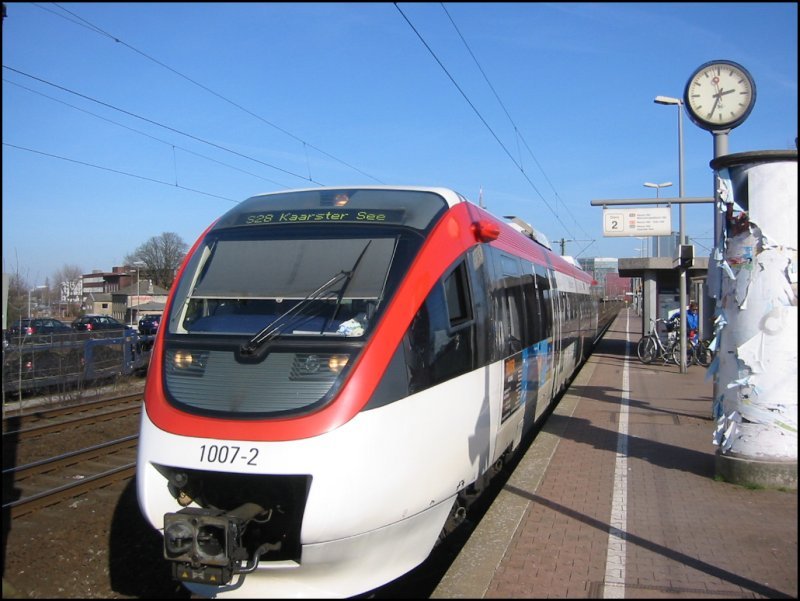 Talent-Triebwagen 1007 der Regiobahn in Richtung Kaarster See steht am 11.03.2007 im S-Bahn-Haltepunkt Dsseldorf-Hamm. Die Regiobahn betreibt im Verkehrsverbund Rhein-Ruhr die S-Bahn-Linie S28 zwischen Mettmann und Kaarst ber Dsseldorf und Neuss. 
