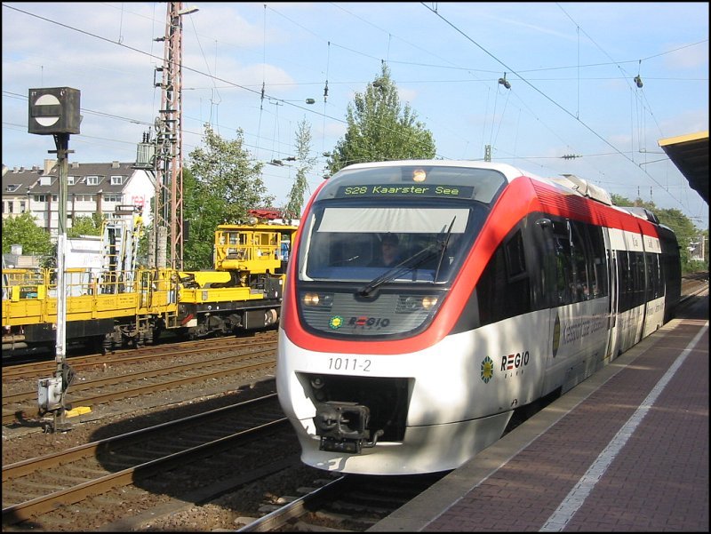 Talent-Triebwagen 1011 der Regiobahn in Richtung Kaarster See steht am 08.10.2006 am S-Bahn-Bahnhof Dsseldorf-Bilk. Die Regiobahn betreibt in der Region Dsseldorf die S-Bahn-Linie S28 zwischen Mettmann und Kaarst ber Dsseldorf.