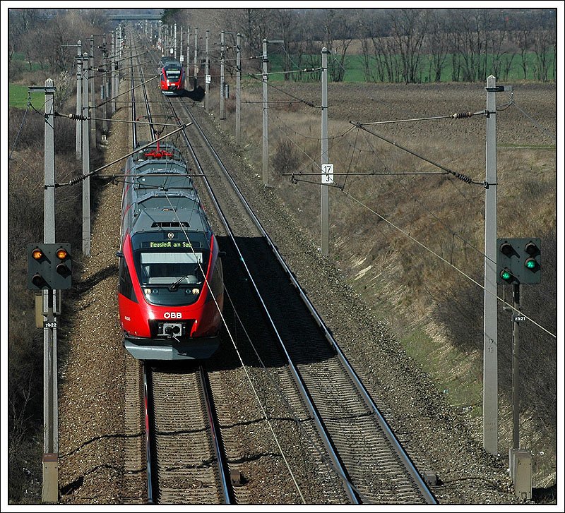 Talentbegegnung am 11.3.2007 kurz vor Gramatneusiedl auf der Ostbahn. Im Vordergrund ist ein Zweistystemtalent der BR 4124 als REX 2619 von Wien-Sd Ostseite nach Neusiedl am See zu sehen und im Hintergrund REX 2620 von Neusiedl am See nach Wien-Sd Ostseite.