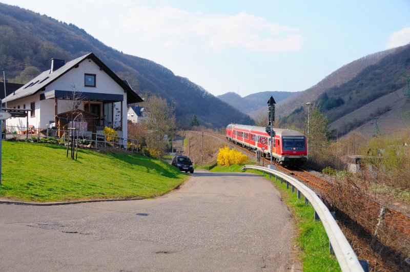 Talfahrt auf der KBS 479: Langsam, aber dafr sicher bremst sich der Gegenzug ins Tal. (Boppard, April 2009).