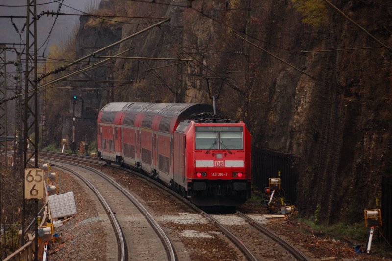 Talfahrt f�r 146 216-7 und ihren Regionalexpress. Ganz nah dr�ckt sie sich mit ihrem Zug an den Felsformationen des schw�bischen Albaufstiegs vorbei. Zur Zeit finden wieder Verankerungsarbeiten auf der Steige statt, damit kein Ger�ll und �hnliches die Strecke versperrt, erkennbar an den schon aufgestellten Beleuchtungsarbeiten, denn... gearbeitet wird hier nur nachts. (02.11.2008).