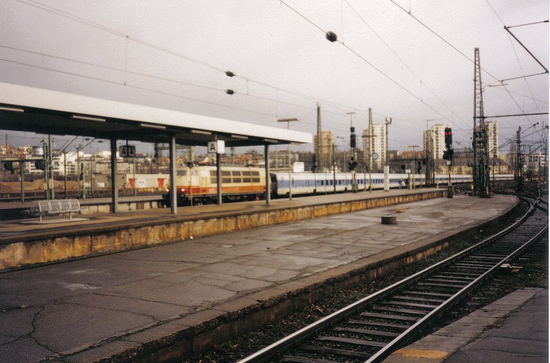 Talgo NachtZug mit 103 in Stuttgart Hbf. Es drfte sich dabei um den NZ1599 von Hamburg-Altona gehandelt haben, bin mir da aber nicht ganz sicher. Jedenfalls erreichte er Stuttgart gegen 8.45 Uhr. Bild von Februar 2000. (eingescannt)