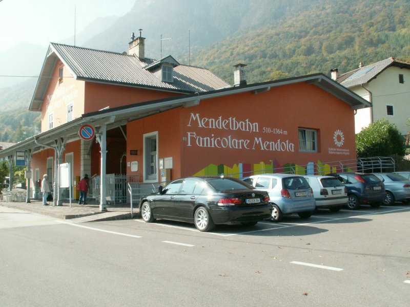 Talstation der Mendelbahn (1903)bei Kaltern/Sdtirol am 17.10.07
Von hier gab es eine 2,2km lange Zubringerbahn zur Endstation der beretscherbahn in Kaltern/Caldaro