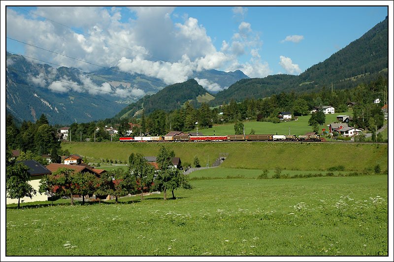 Talwrts fahrender Gterzug auf der Arlberg Westrampe, aufgenommen am 25.7.2007 kurz vor Braz beim berhmten  Brazer Bogen 