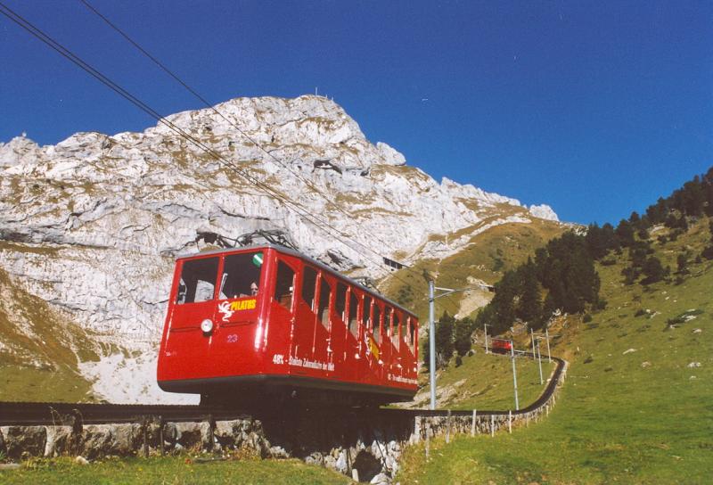 Talwrts fahrender Triebwagen der Pilatusbahn am 9. Okotber 2005 auf der Mattalp. Man sieht hier auch, dass die Fahrzeuge auf Sichtdistanz im Konvoi fahren. Im Hintergrund der Esel, einer der Gipfel des Pilatus-Massivs; die Bergstation liegt rund 50 Hhenmeter unterhalb dieses Gipfels.
