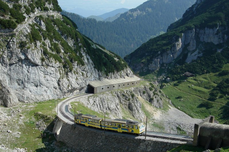 Talwrts fahrender Triebwagen der Wendelsteinbahn. 28.07.08