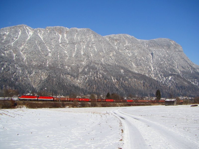 Tandem 1144,mit Gterzug bei Langkampfen.01.02.2009