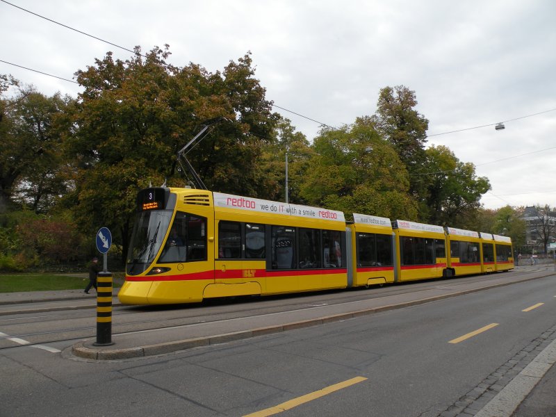 Tango 153 bedient die Haltestelle St. Alban Tor Richtung Aeschenplatz. Die Aufnahme stammt vom 22.10.2009.