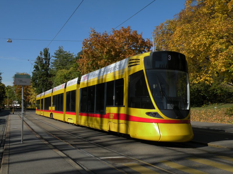 Tango 153 bedient die Haltestelle St.Alban Tor Richtung Aeschenplatz. Die Aufnahme entstand am 27.10.2009.