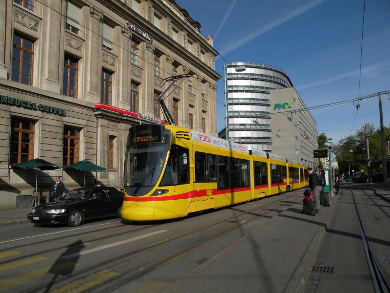 Tango 153 fhrt am Aeschenplatz auf die Haltestelle der Linie 3 und 14 Richtung Bankverein. Die Aufnahme stammt vom 24.10.2009.