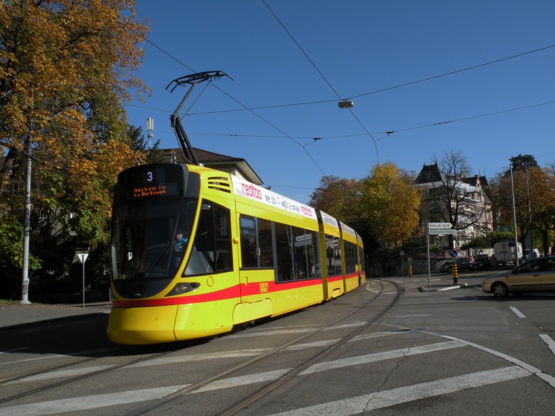 Tango 153 fhrt auf die Haltestelle St. Alban Tor. Die Aufnahme entstand am 27.10.2009.