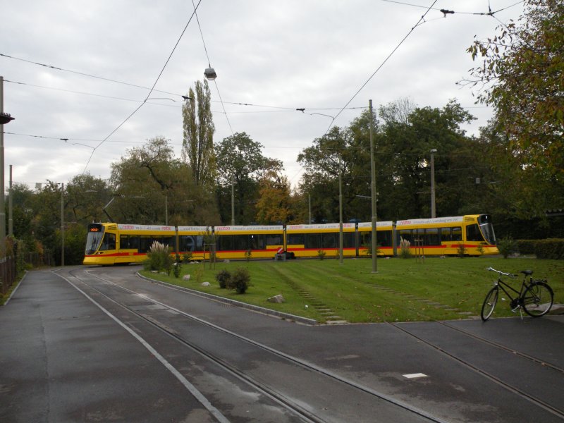 Tango Nummer 153 an der Endstation Birsfelden Hard auf der Linie 3. Die Aufnahme stammt vom 22.10.2009.