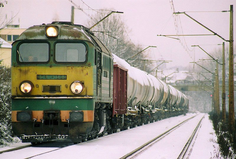 Tarnowskie Gory, ST44-1030 mit dem Zug nach Piekary Sl. ( 22.11.2005 )