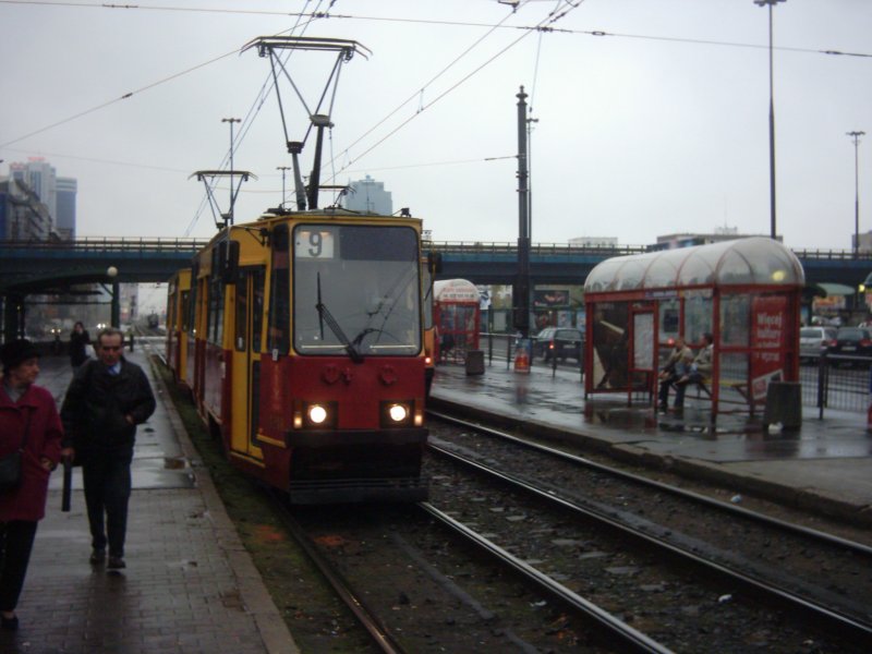 Tatra auf der Linie 9 vor dem Warschauer Hauptbahnhof. November 2006