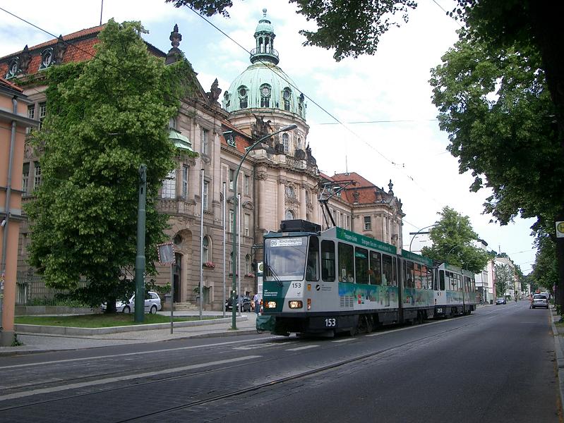 Tatra-Doppel 153/253 verlsst vor der Kulisse des Rathauses die gleichnamige Haltestelle. 2009-06-24.