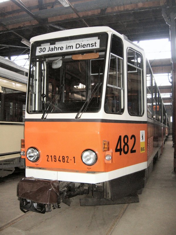 TATRA KT4D - 30 Jahre im Dienst, hier in
Niederschnhausen

http://www.bahnbilder.de/bilder/thumbs/tn_215452.jpg