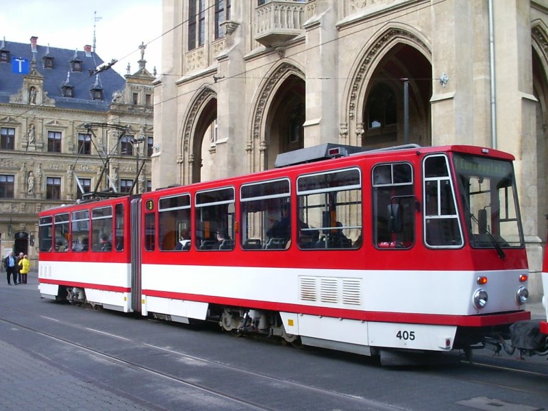 TATRA KT4D Nr. 405 der Erfurter Verkehrsbetriebe vor dem Rathaus. Dieser Tw wurde mit einer zweiten Fahrerkabine fr den Pendelbetrieb bei Bauarbeiten versehen.
