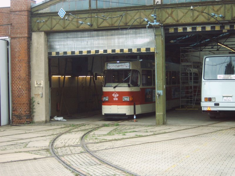 Tatra T3D M 519 steht mit alter Farbgebung im Straenbahnmuseum Chemnitz.